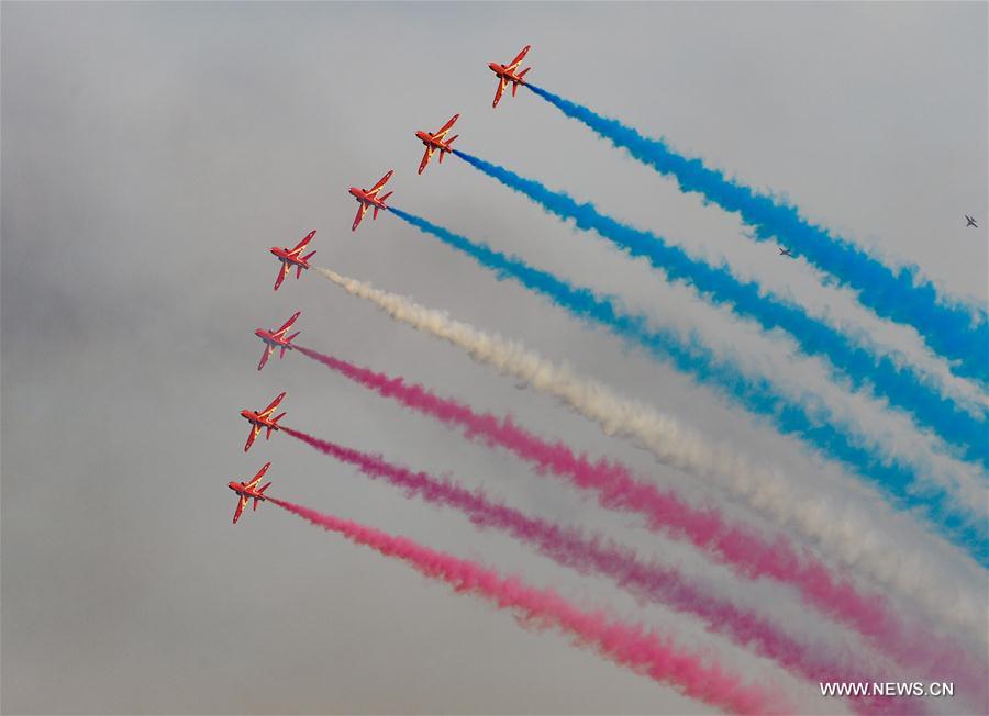 Red Arrows da Força Aérea Real Britânica realizam show na Cidade do Kuwait