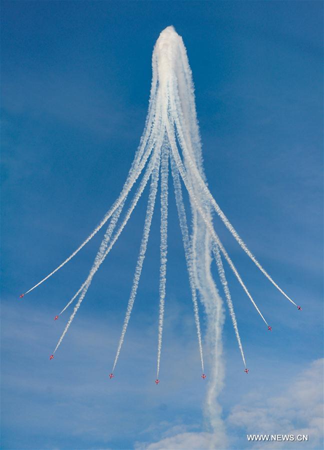 Red Arrows da Força Aérea Real Britânica realizam show na Cidade do Kuwait