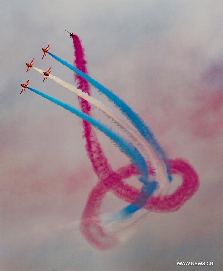 Red Arrows da Força Aérea Real Britânica realizam show na Cidade do Kuwait