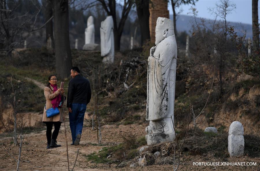 Esculturas de pedra no Mausoléu de Jianling na província de Shaanxi