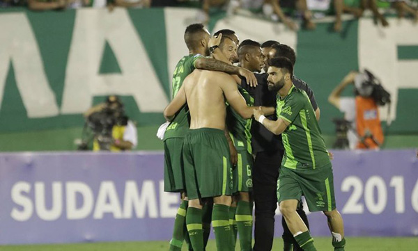 Avião com equipe da Chapecoense sofre acidente aéreo na Colômbia