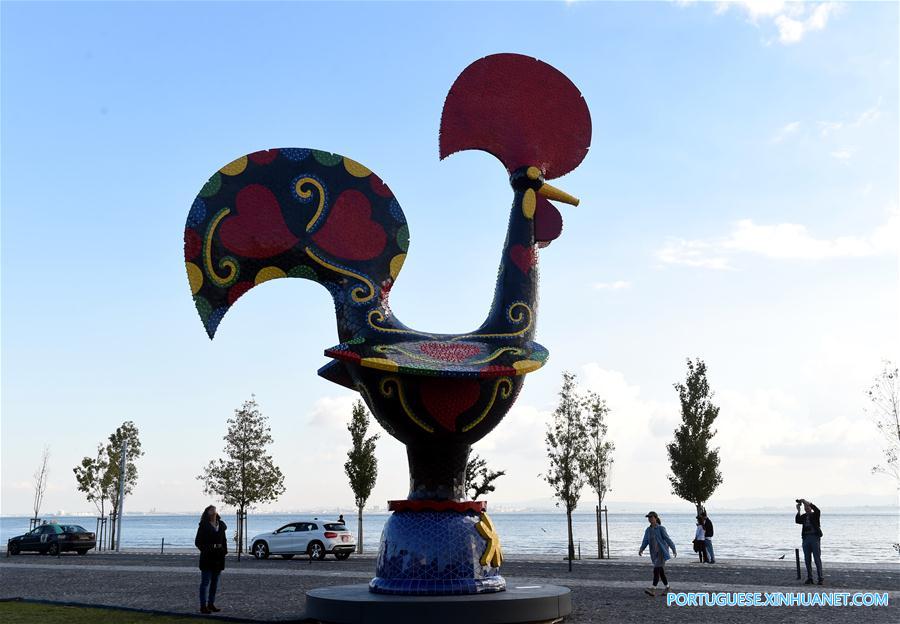 Instalação da obra da arte do galo português em Lisboa