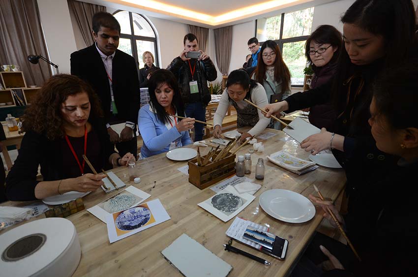 Jornalistas estrangeiros visitam Centro de Pesquisa de Pintura em Porcelana de Jiangxi