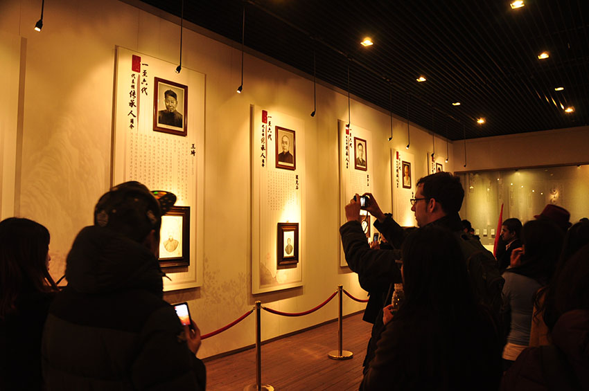 Jornalistas estrangeiros visitam Centro de Pesquisa de Pintura em Porcelana de Jiangxi