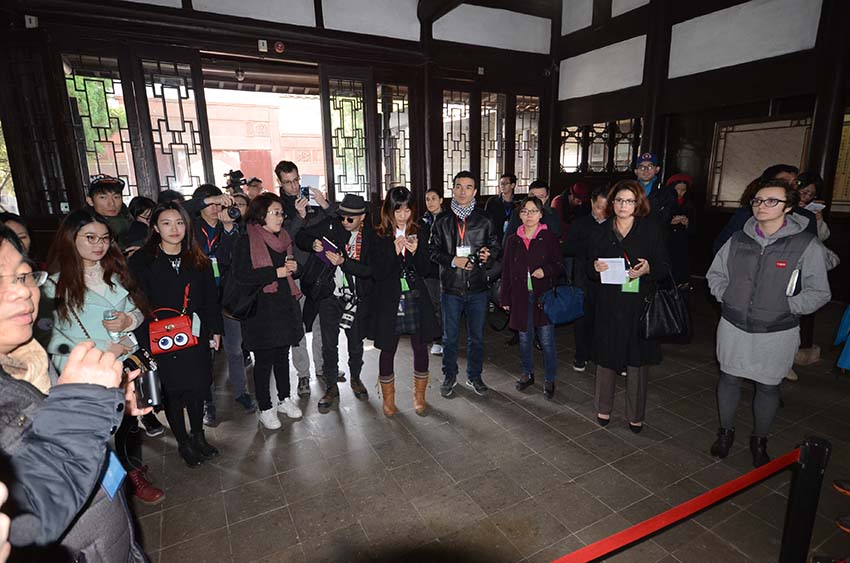 Jornalistas estrangeiros em visita ao pavilhão em memória de Badashanren