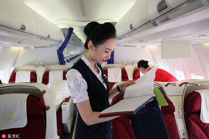 Graciosidade chinesa ao serviço dos passageiros de avião