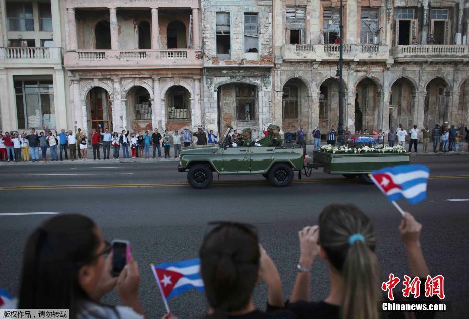 Cinzas de Fidel Castro deixam Havana rumo a Santiago de Cuba