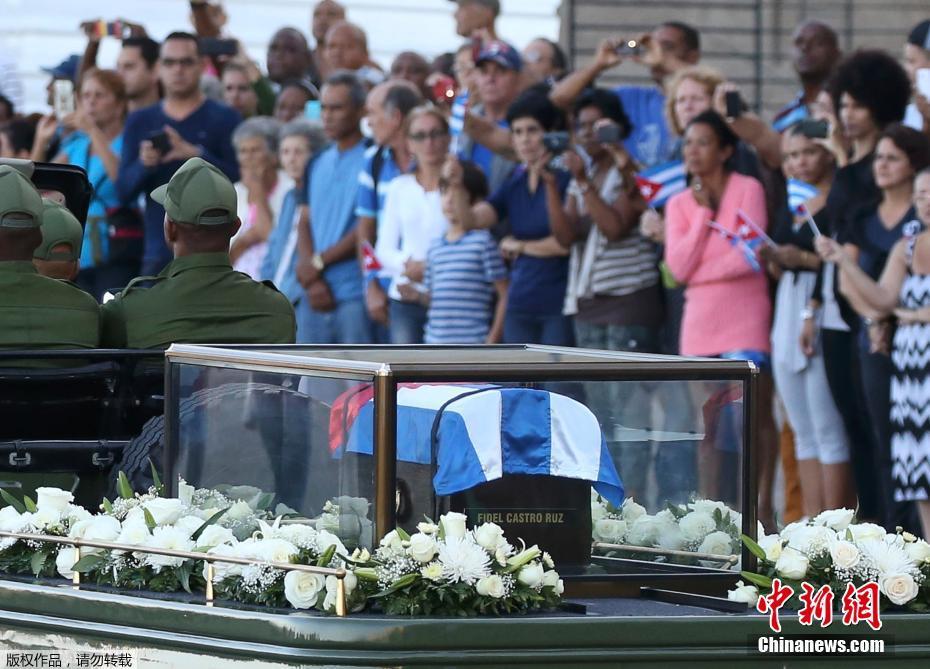 Cinzas de Fidel Castro deixam Havana rumo a Santiago de Cuba