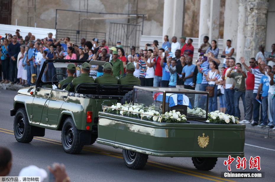 Cinzas de Fidel Castro deixam Havana rumo a Santiago de Cuba