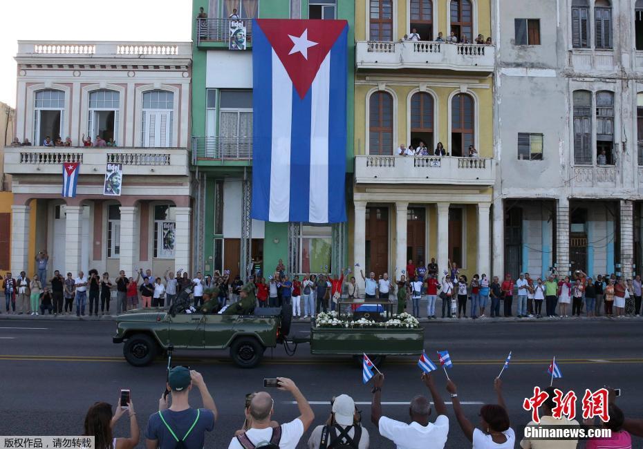 Cinzas de Fidel Castro deixam Havana rumo a Santiago de Cuba