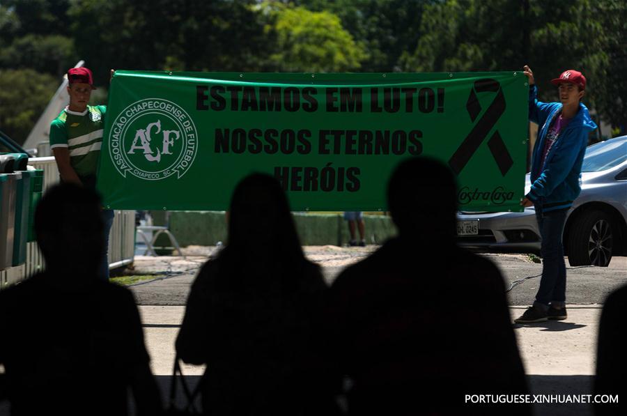Torcedores da Chapecoense vivem angústia após queda do avião