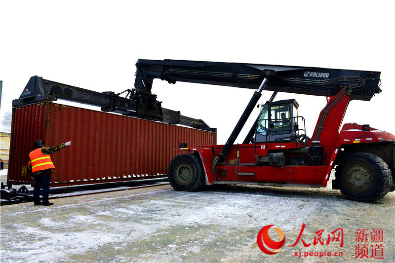 Xinjiang lança serviço de trem de cargas diário à Ásia Central