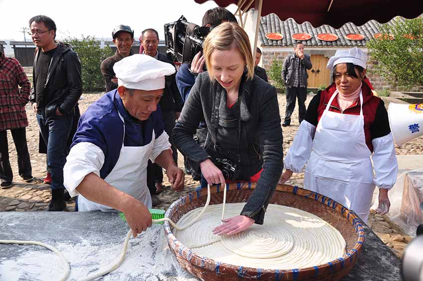 Jornalistas estrangeiros em visita à aldeia histórica de Zhuqiao