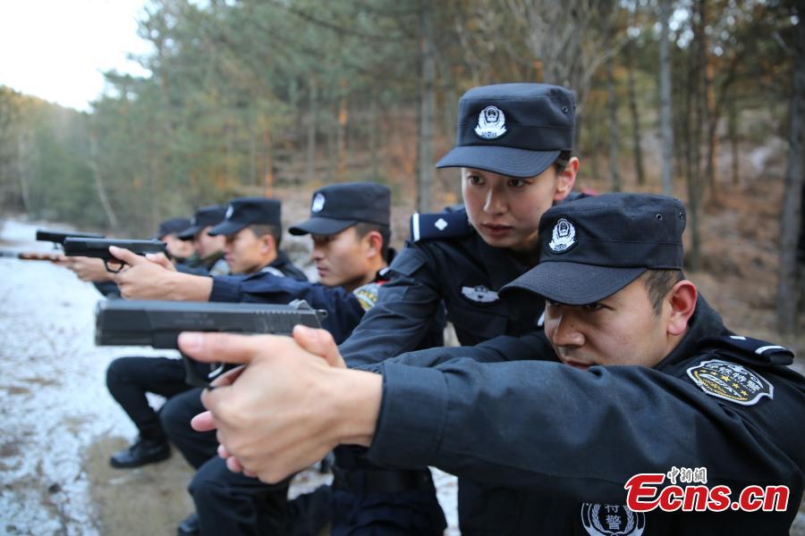 Wang Jie, o toque feminino na equipe SWAT em Hohhot