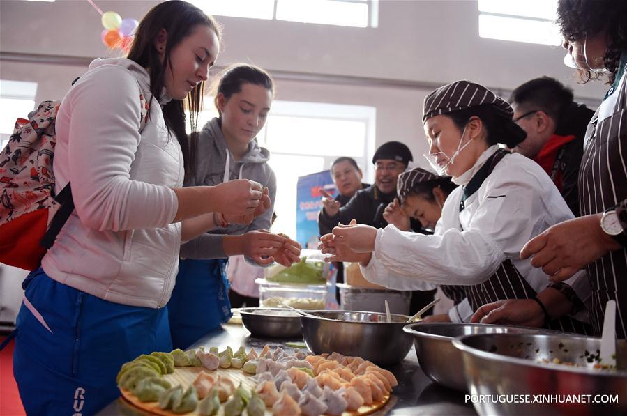 Jovens atletas russos participam dos primeiros jogos de inverno para adolescentes em Harbin