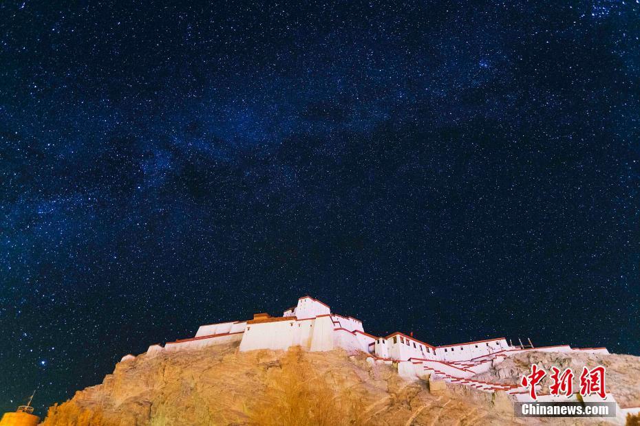 Fotos capturam extensão celeste noturna no Tibete