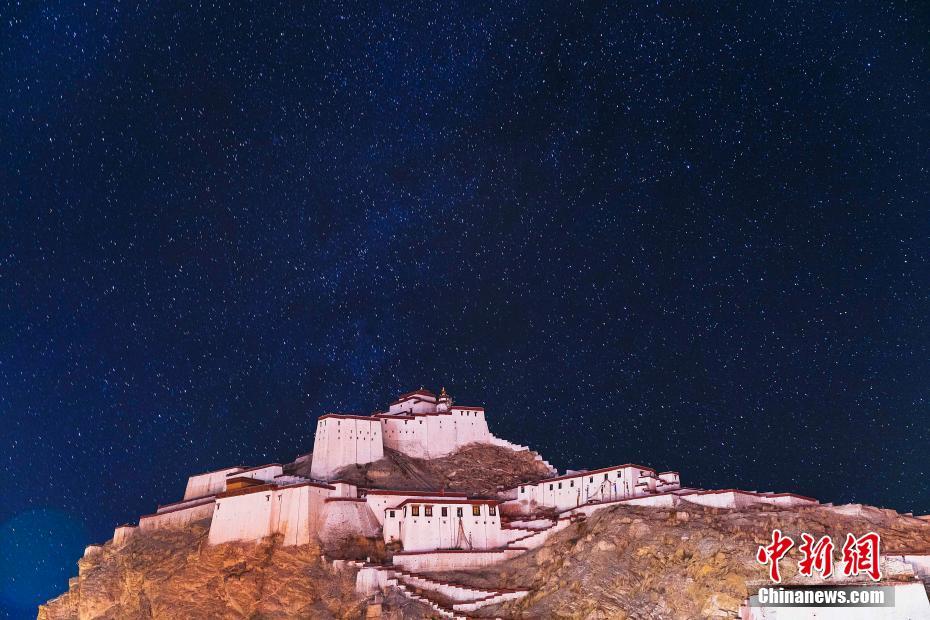 Fotos capturam extensão celeste noturna no Tibete