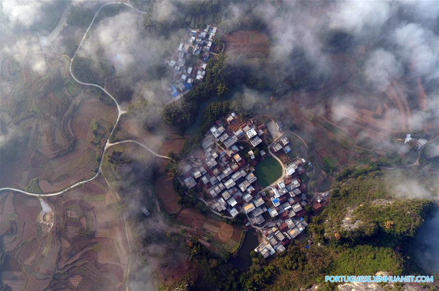 Pequena vila no sul da China coberta pelo nevoeiro