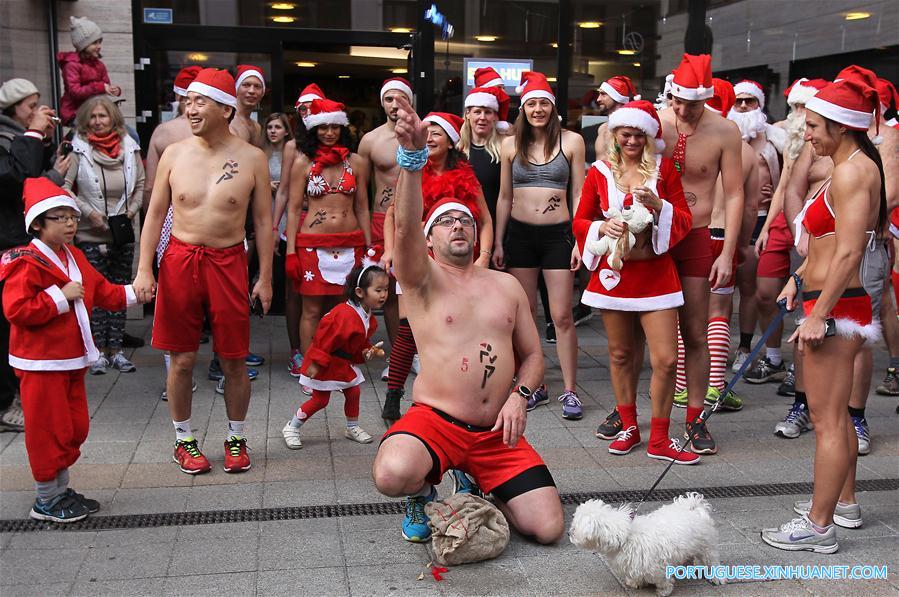 Corredores seminus participam da 13ª Santa Speedo Run para caridade em Budapeste