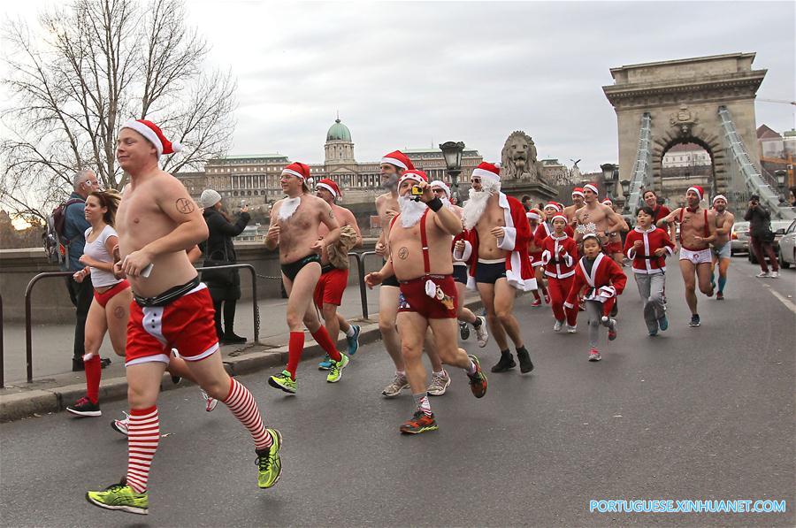 Corredores seminus participam da 13ª Santa Speedo Run para caridade em Budapeste