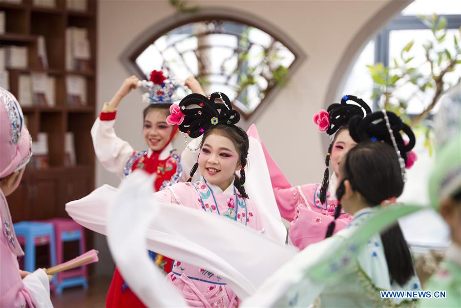 Hubei implementa projeto para introduzir teatro chinês nas escolas