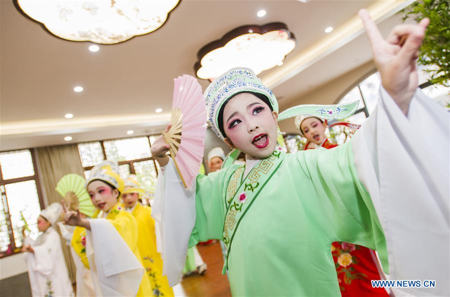 Hubei implementa projeto para introduzir teatro chinês nas escolas