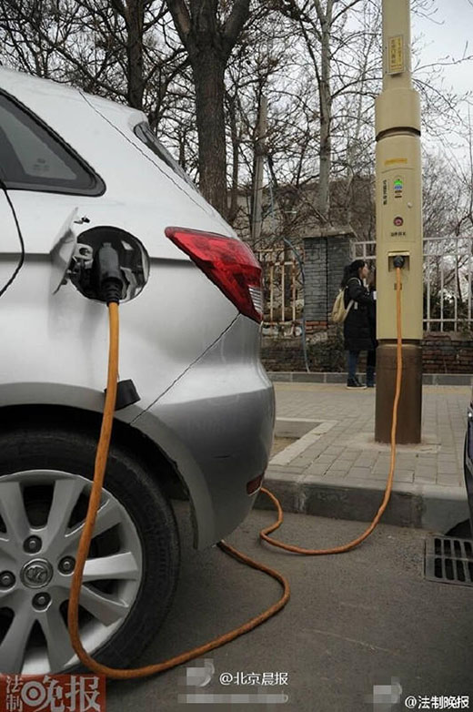 Beijing tem novos candeeiros de rua que permitem acesso à Internet e carregamento para automóveis elétricos