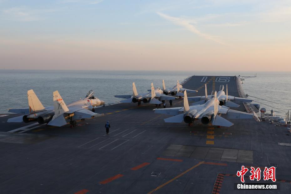 Galeria: Porta-aviões Liaoning participa em exercício com fogo