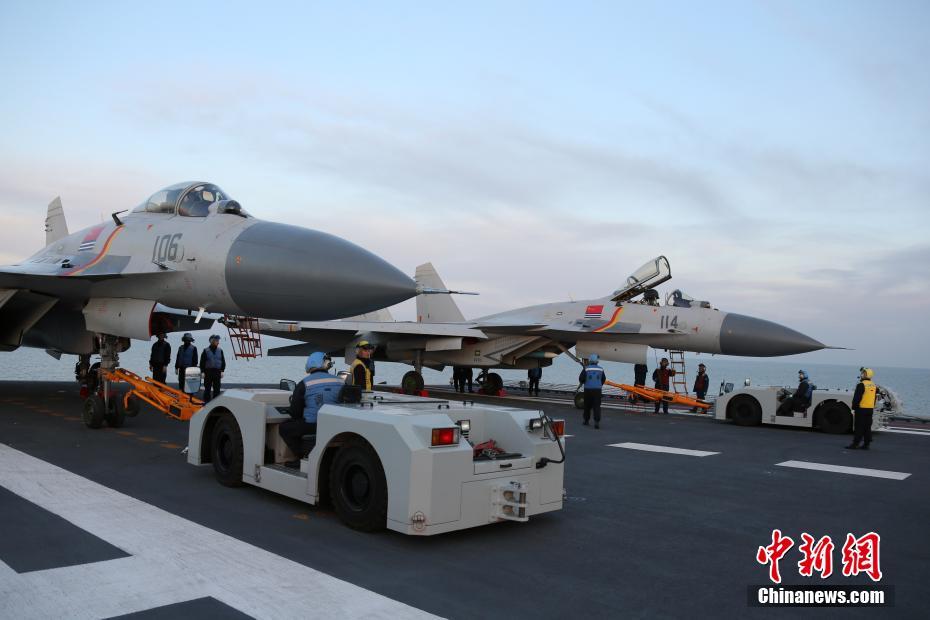 Galeria: Porta-aviões Liaoning participa em exercício com fogo