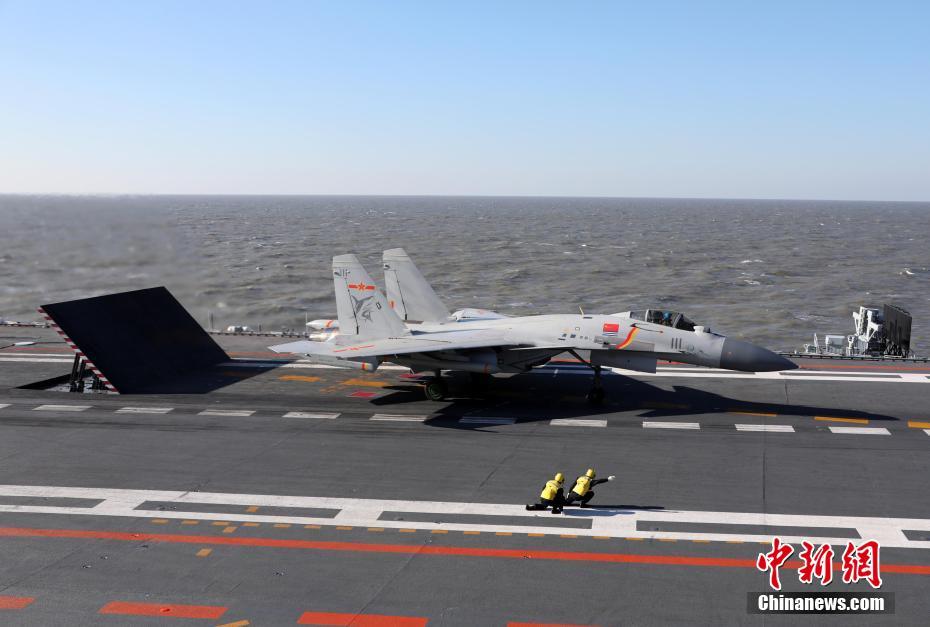 Galeria: Porta-aviões Liaoning participa em exercício com fogo