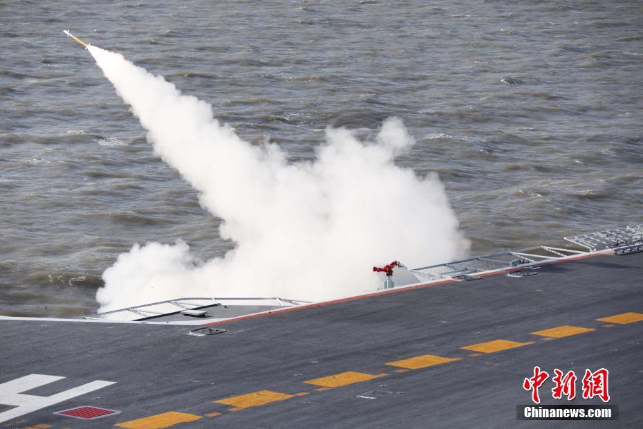 Galeria: Porta-aviões Liaoning participa em exercício com fogo