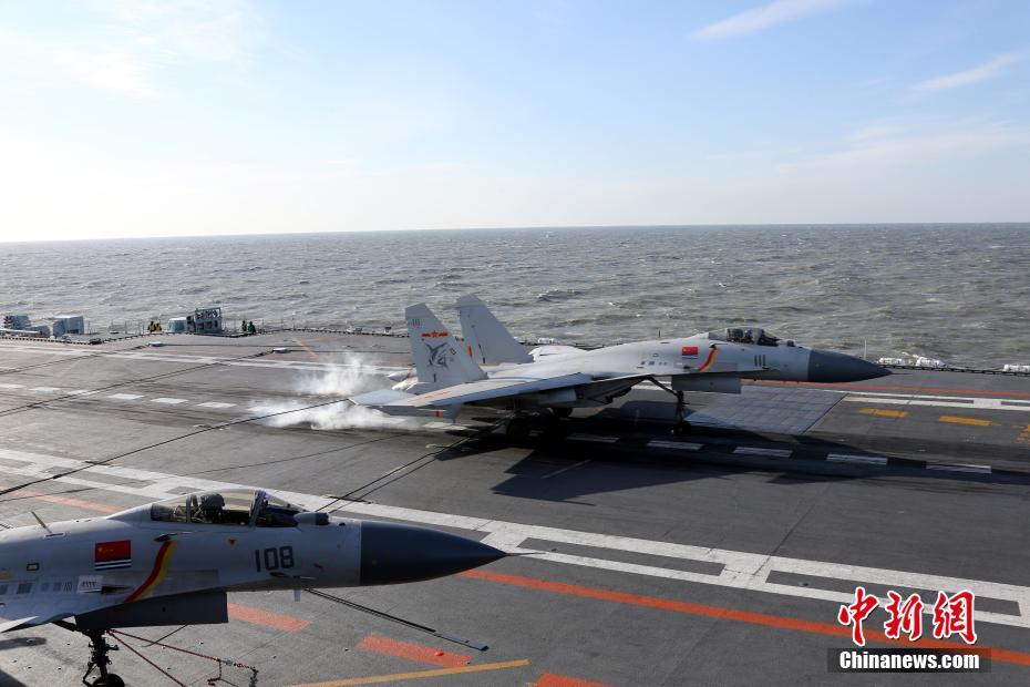 Galeria: Porta-aviões Liaoning participa em exercício com fogo