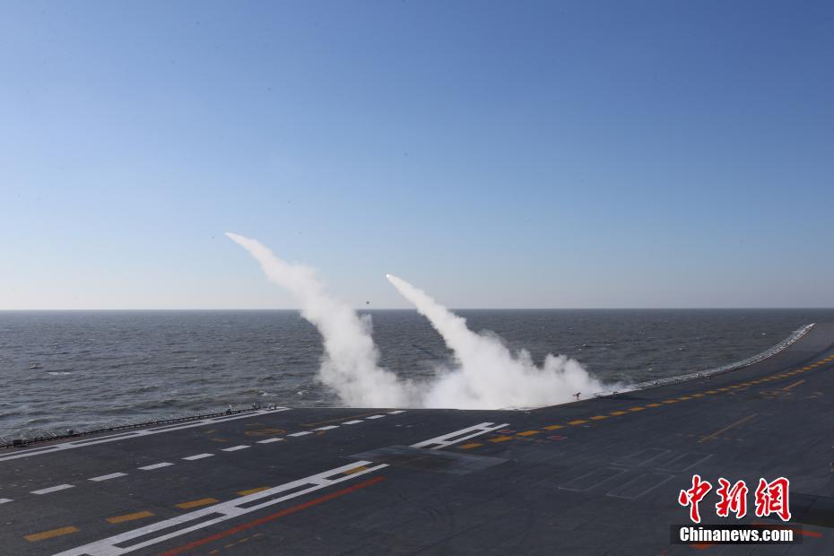 Galeria: Porta-aviões Liaoning participa em exercício com fogo