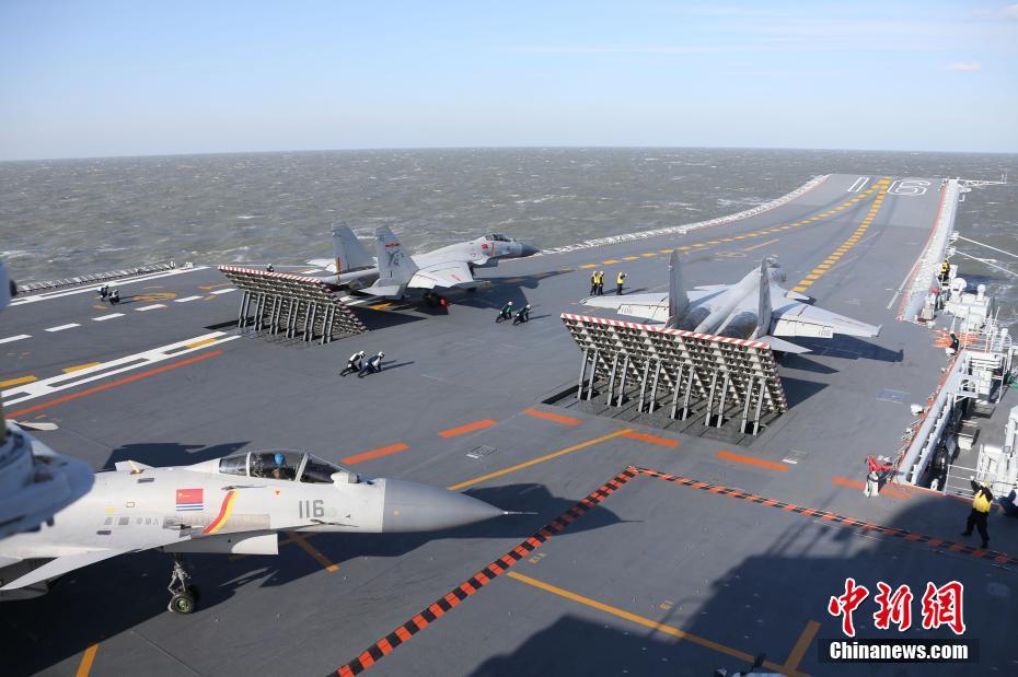 Galeria: Porta-aviões Liaoning participa em exercício com fogo