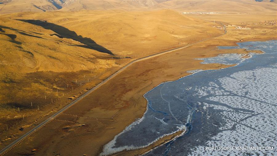 Paisagem do pântano em Maqu de Gansu