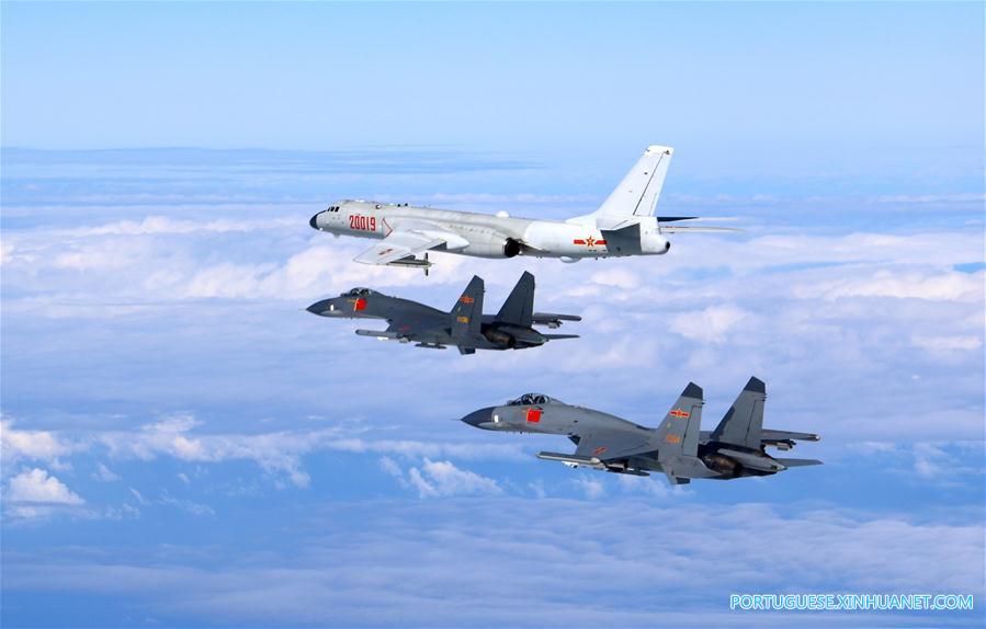 Força Aérea da China realiza exercício em alto mar