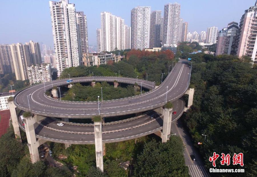 Vista aérea do viaduto rodoviário em espiral em Chongqing