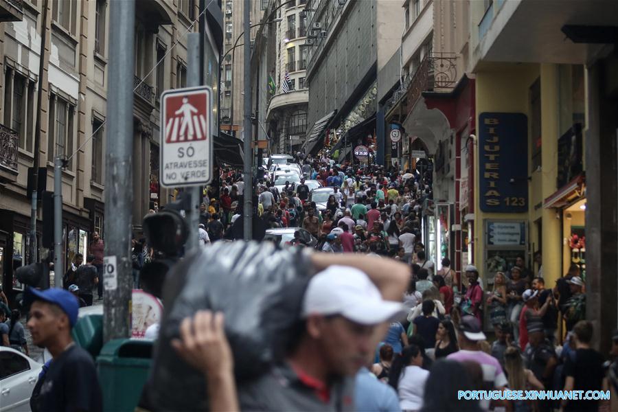 Compras de Natal lotam comércio em São Paulo