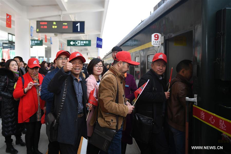 Nova seção da linha ferroviária Lanzhou-Chongqing entra em operação