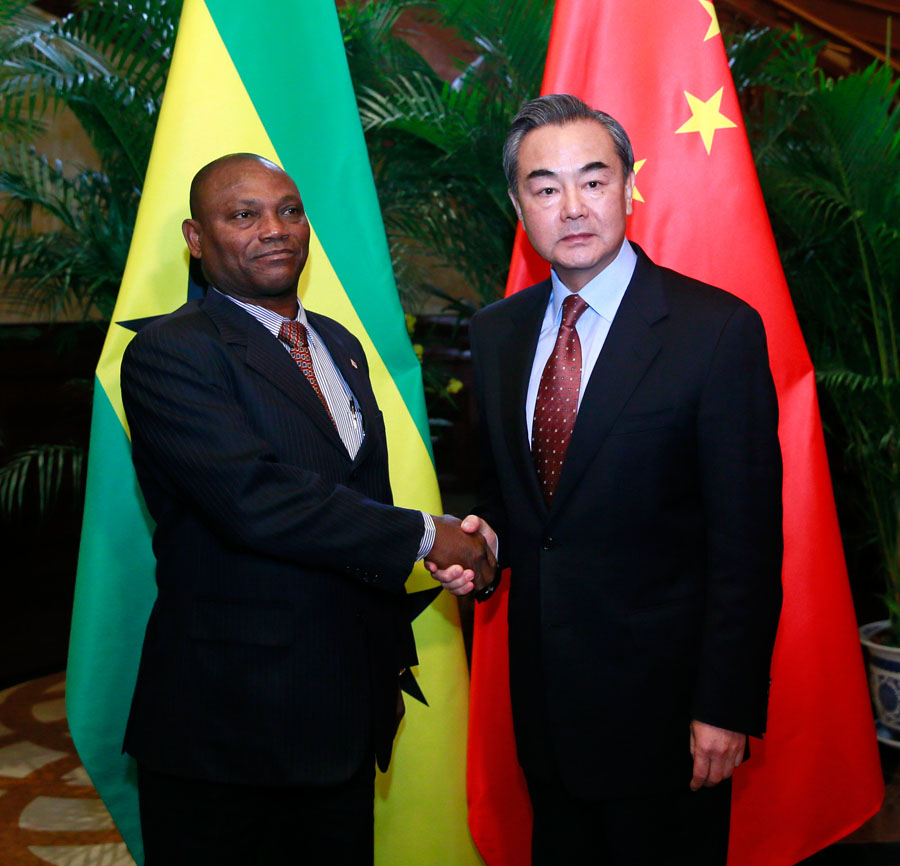 Wang Yi se reúne com o ministro das Relações Exteriores de São Tomé e Príncipe