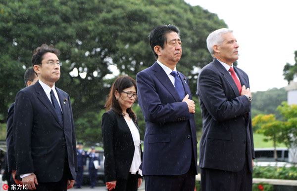 Premiê japonês presta homenagem em memoriais do Havai