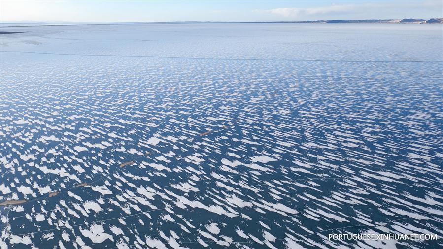 Paisagem incrível de gelo flutuando sobre o lago Qinghai no noroeste da China