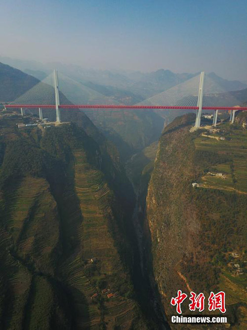 Ponte mais alta do mundo é inaugurada em Guizhou