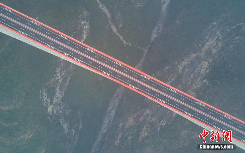 Ponte mais alta do mundo é inaugurada em Guizhou