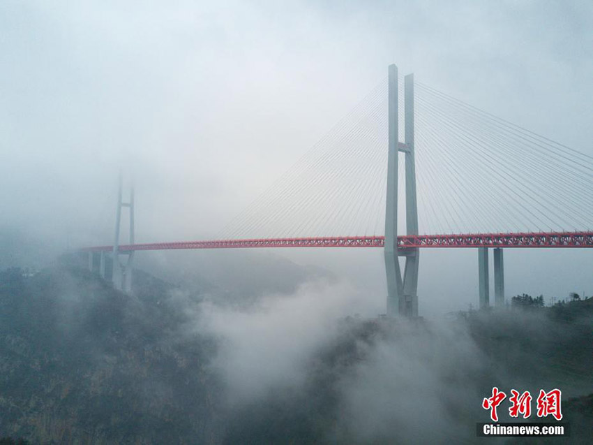 Ponte mais alta do mundo é inaugurada em Guizhou