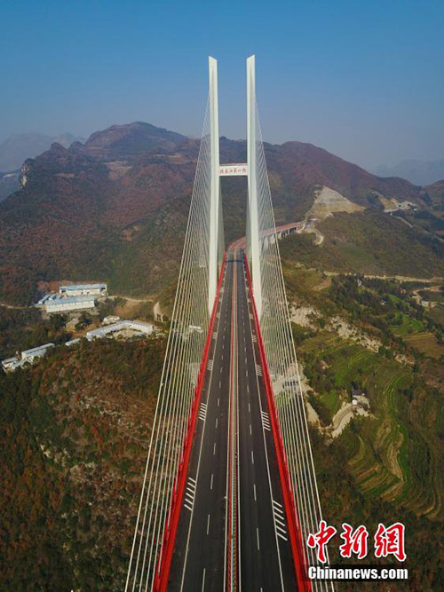 Ponte mais alta do mundo é inaugurada em Guizhou