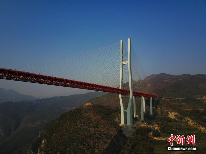 Ponte mais alta do mundo é inaugurada em Guizhou