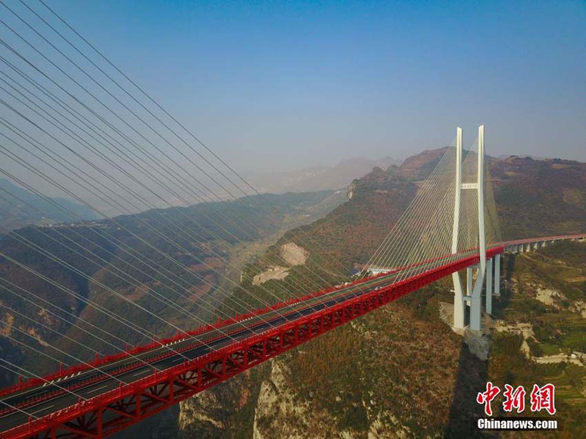 Ponte mais alta do mundo é inaugurada em Guizhou