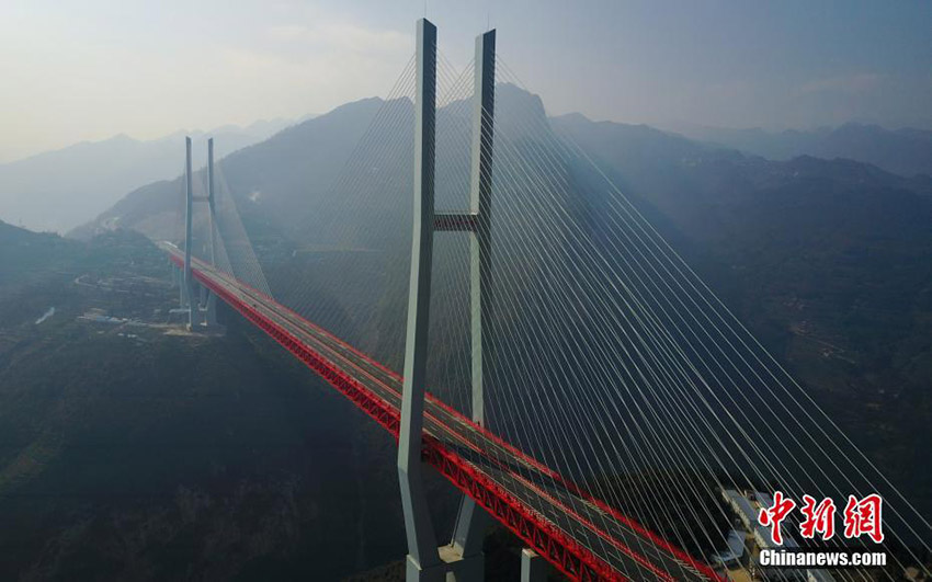 Ponte mais alta do mundo é inaugurada em Guizhou