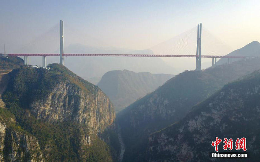 Ponte mais alta do mundo é inaugurada em Guizhou